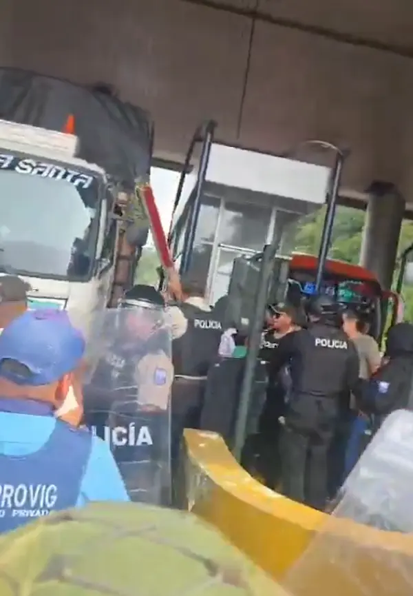 Protesta de ciudadanos por tarifa de peaje en la vía Alóag- Santo Domingo