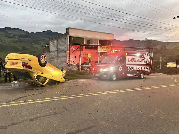 Bomberos Alausí acudieron presurosos a prestar su contingente ante la emergencia