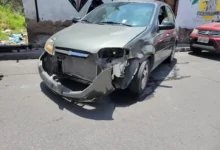 Carro y taxi chocaron en la zona centro de Riobamba
