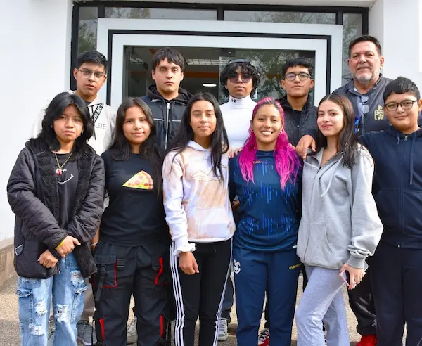 Arqueros de la FDCH con el entrenador Leonardo Busco. Fuentes: FDCH.