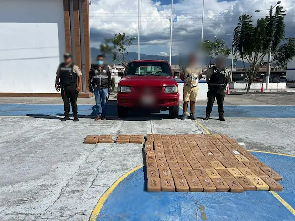 En Penipe, el martes 4 de febrero de 2025 un hombre fue detenido con 120.950 grs de droga, que se transportaba en 110 paquetes encaletados en un vehículo.