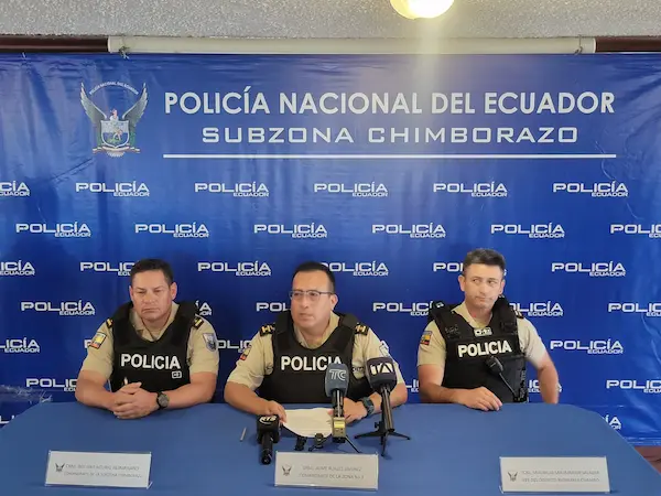 Crnl. Jaime Ruales Jiménez, comandante de la Zona 3 (c); Crnl. Bolívar Acurio Altamirano, comandante de la Subzona Chimborazo (i); y, del Tcnl. Mauricio Santamaría Salazar, jefe del Distrito Riobamba – Chambo (d)