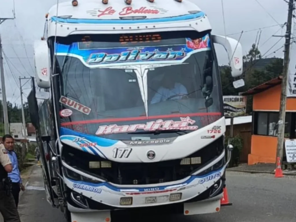 Delincuentes armados asaltan bus Flota Bolívar en San Miguel.