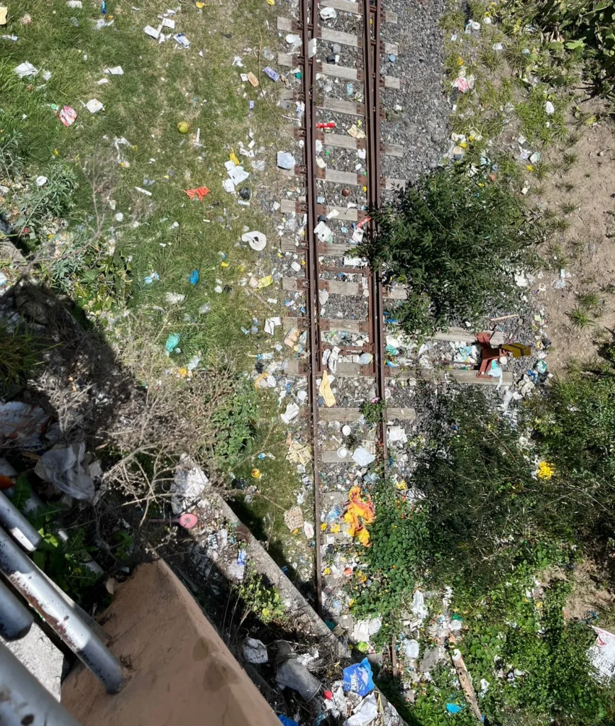 Deterioro de líneas férreas en Ambato inseguridad y plagas.