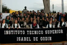 División de desfiles en Riobamba genera reclamos de bastoneras