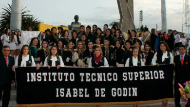 División de desfiles en Riobamba genera reclamos de bastoneras