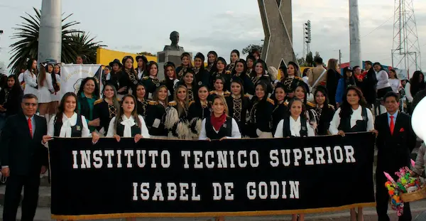 División de desfiles en Riobamba genera reclamos de bastoneras