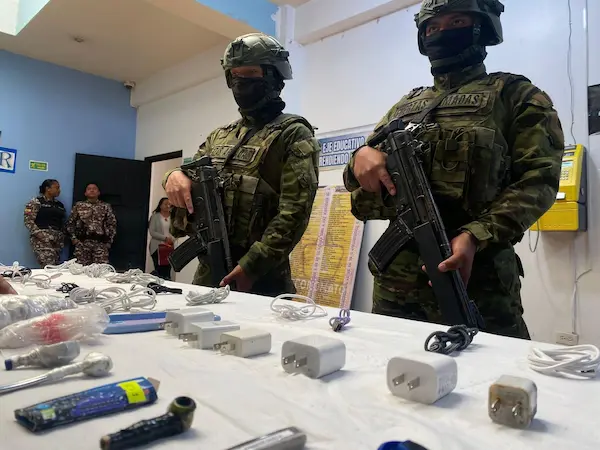 Dos Heroínas de la Patria custodiando lo decomisado