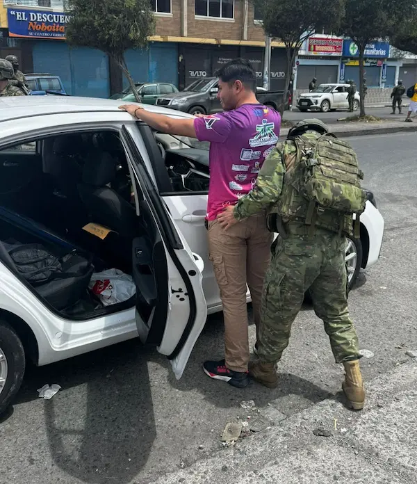 El trabajo uniformado también se despliega en la calles, carreteras y cárceles