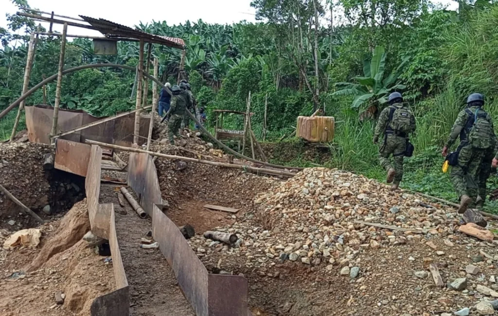 Ejército destruyó 12 bocaminas de minería ilegal en La Maná.
