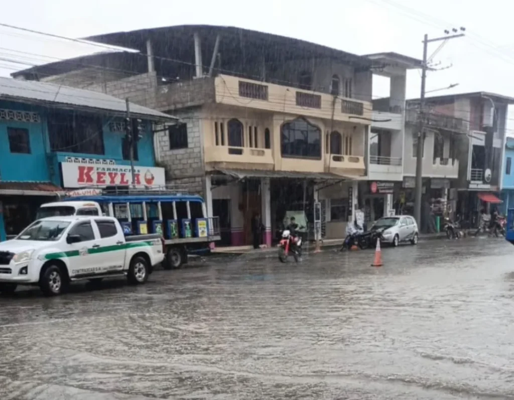 Fuertes lluvias provocan inundaciones en Caluma.