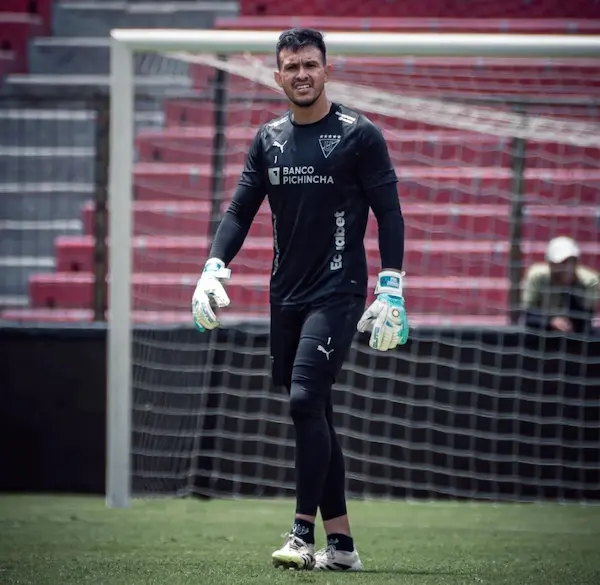 Gonzalo Valle en el arco albo.