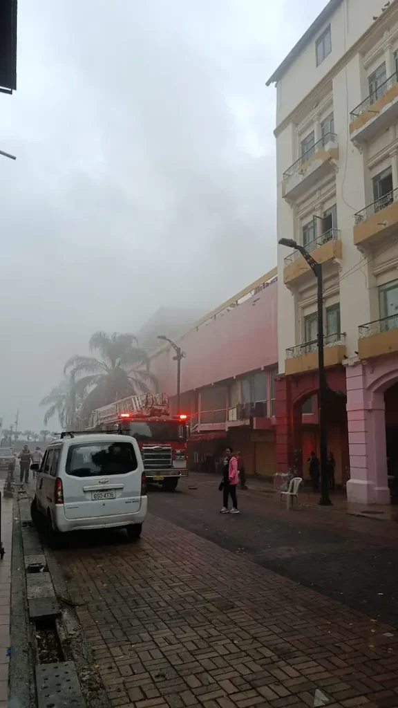 Incendio estructural en Multicomercio