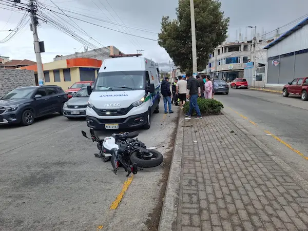 Varios curiosos se acercaron a observar lo que acontecía