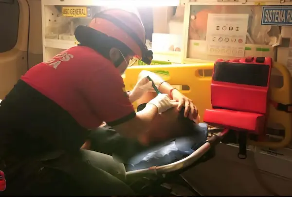 Con el debido cuidado se hacen las valoraciones y los traslados de los pacientes