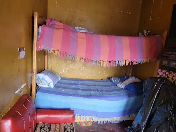 En la parte superior de la litera duermen sus hijas y su nieto, mientras en la parte superior duerme don Roberto