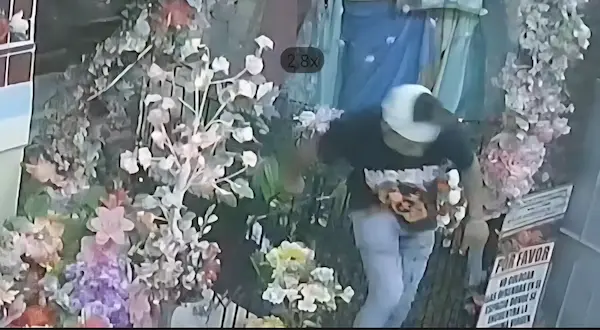 Tras hacer lo que fue hacer, salta la verja y sale