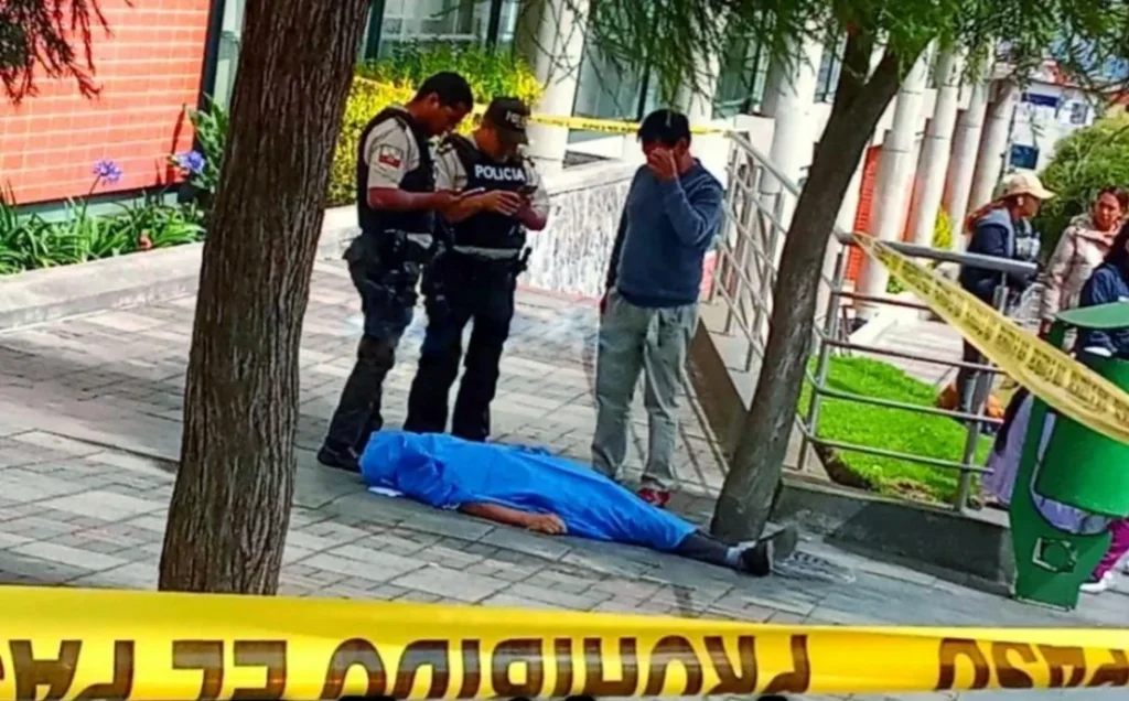 Hombre muere en los exteriores del municipio de Ambato.