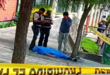 Hombre muere en los exteriores del municipio de Ambato.