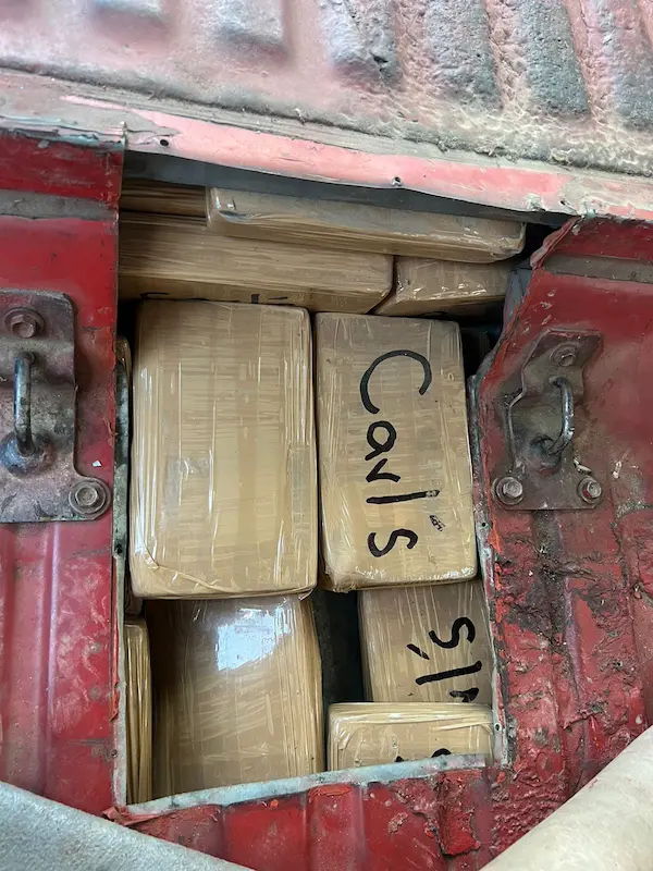 Los paquetes con el alcaloide estaban encaletados en el Jeep rojo