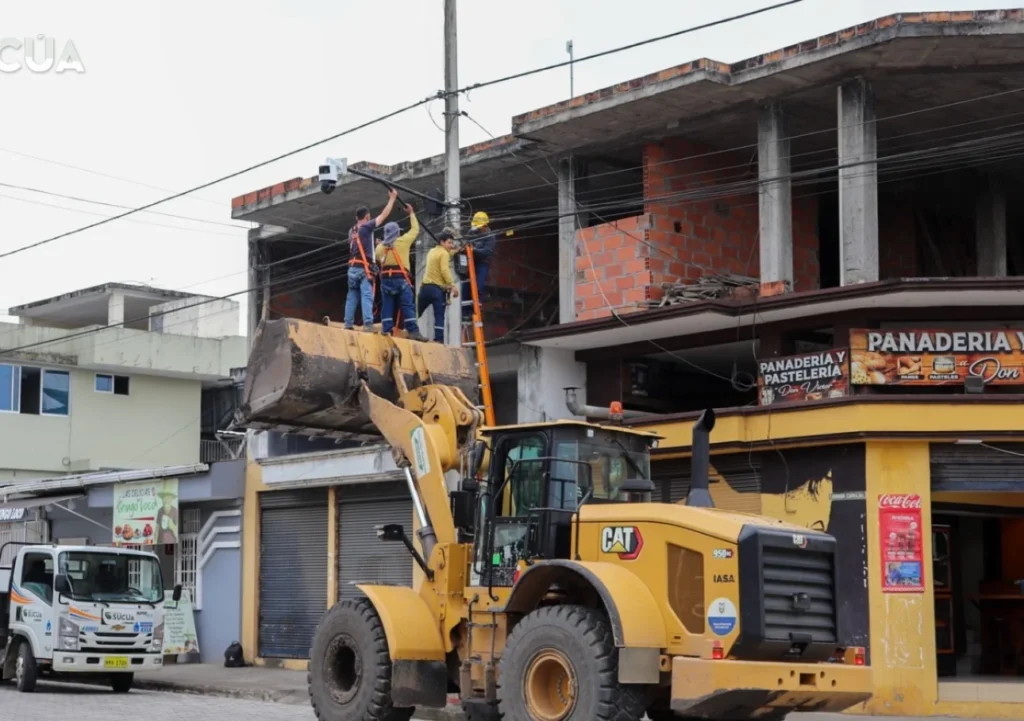 Instalan nuevas cámaras para reforzar la seguridad en Sucúa.