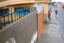 Video | Vecinos detienen y golpean a presunto ladrón