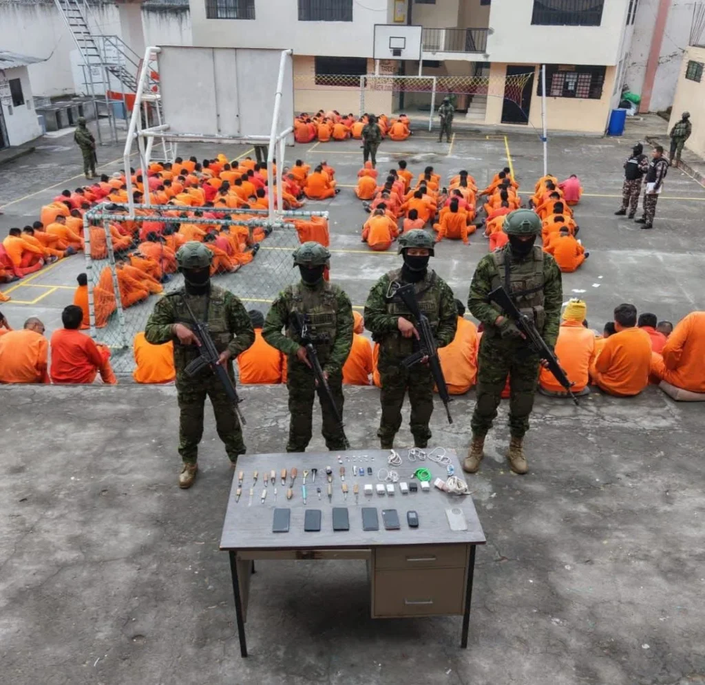 Militares decomisan armas y droga en cárcel de Bolívar.