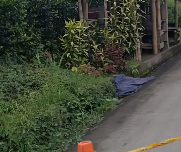 Una cobija, proporcionada por un vecino del sector, sirvió para cubrir el cadáver