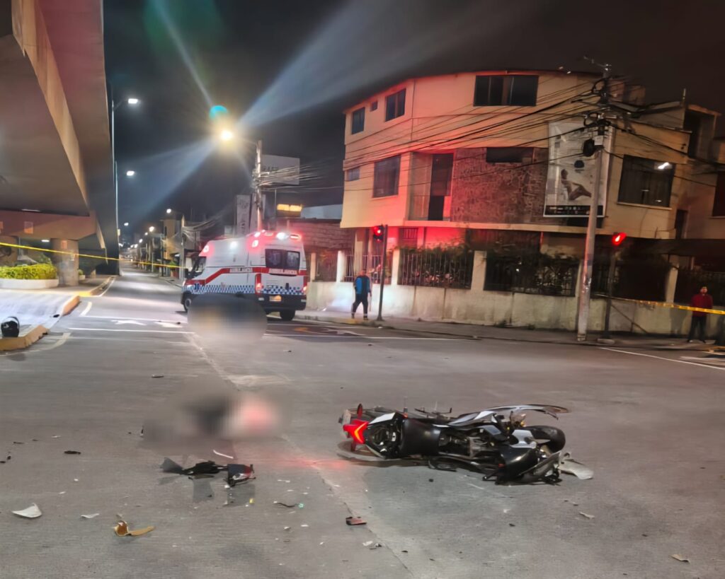 Como se puede apreciar, por lo brutal del impacto, el cuerpo de la infortunada joven salió disparado lejos del liviano vehículo