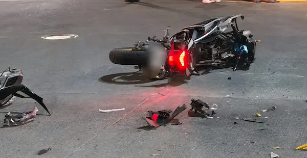 La motocicleta plateada yacía destruida sobre el frío asfalto riobambeño, tras ser protagonista de un siniestro que llena de dolor y llanto eterno a varias familias