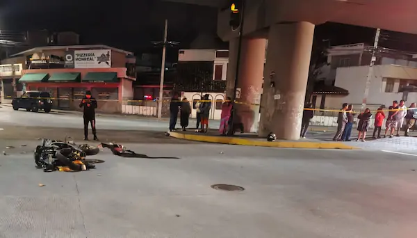 Vecinos del sector y transeúntes, al escuchar el fuerte estruendo, se trasladaron a enterarse de lo que había acontecido