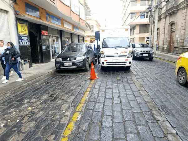 Municipio Riobamba establece multas a vehículos mal estacionados
