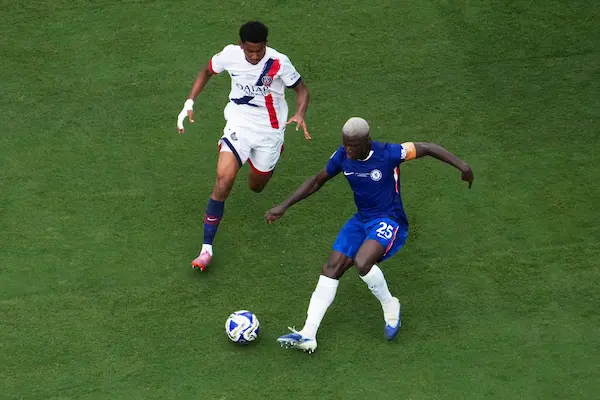 Moisés Caicedo en el PSG vs Chelsea de la final del Mundial de clubes.