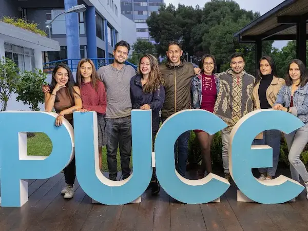 PUCE Quito abre pasantías 2026 con pagos y afiliación al IESS