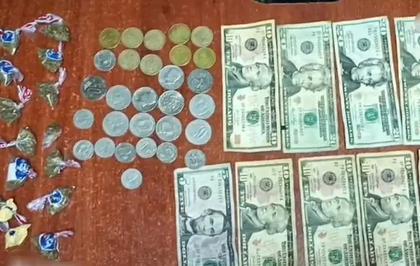 "Golosinas" y dinero encontrado
