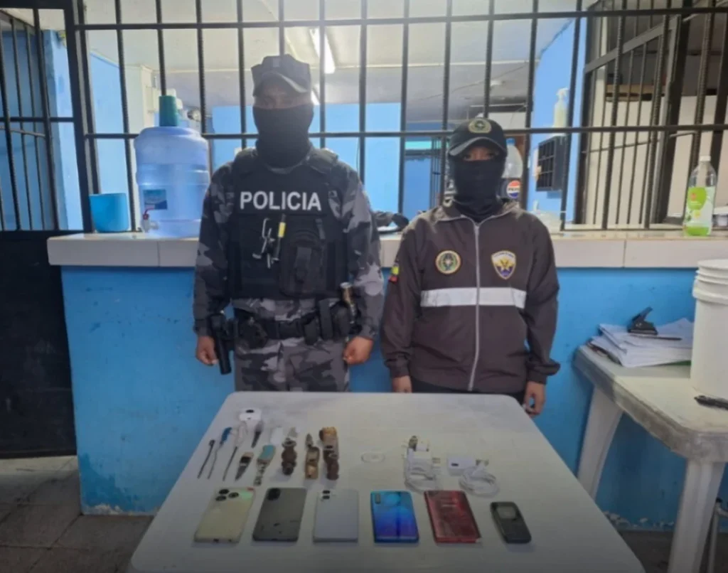 Policía decomisa armas y celulares en cárcel de Macas.