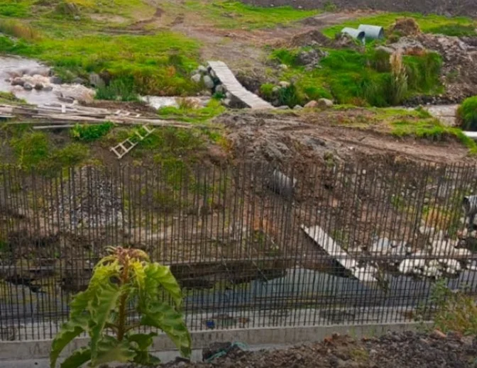 Puente sobre el río Pumacunchi sigue paralizado en Latacunga.