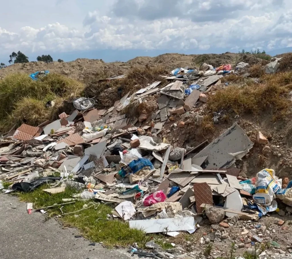 Quebradas y terrenos son usados como basureros en Ambato.