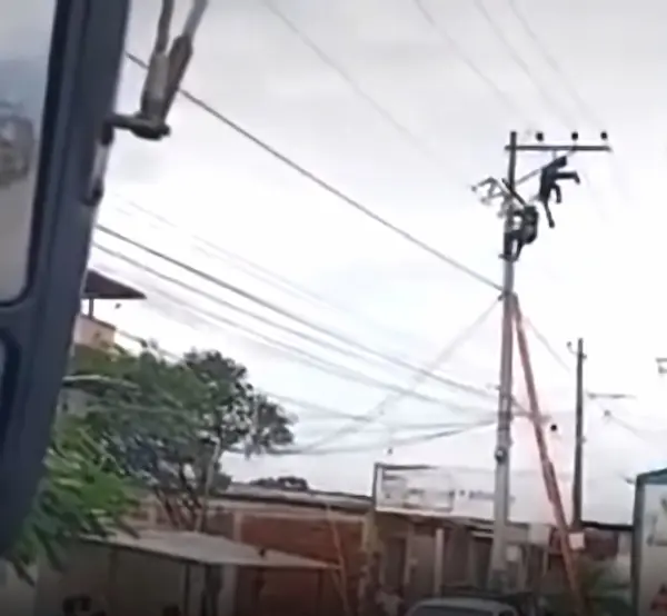 Un compañero subió a rescatarlo