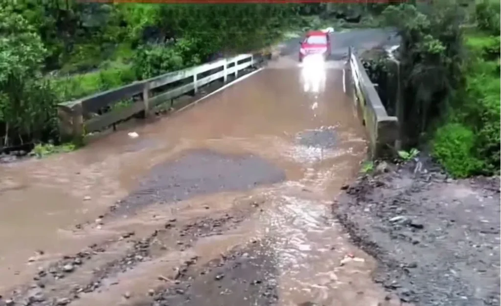 Usuarios denuncian deterioro en la vía Guaranda Julio Moreno.