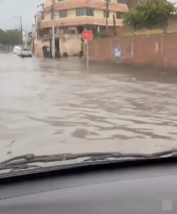 Inundación en la avenida 9 de Octubre y Roma