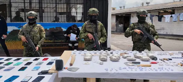 Ejército decomisa droga y 36 celulares en cárcel de Riobamba
