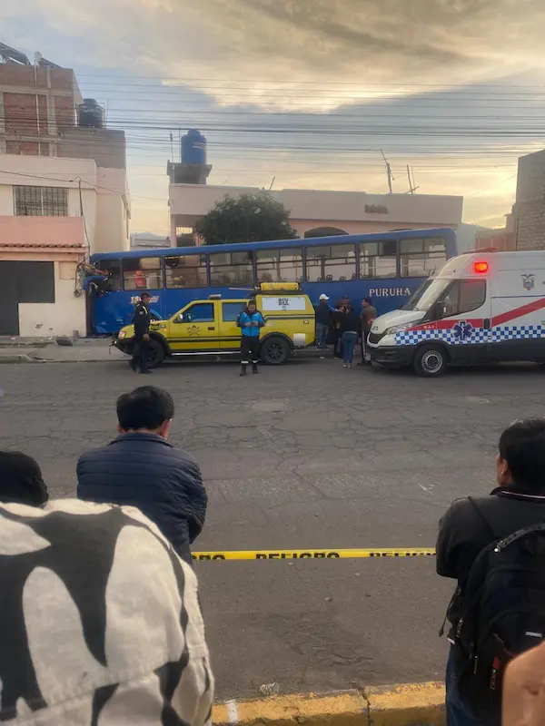 2 muertos tras choque de bus en Riobamba