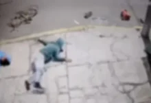 Video | Padre e hija son arrollados cuando iban a la escuela