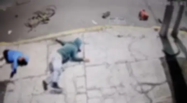 Video | Padre e hija son arrollados cuando iban a la escuela