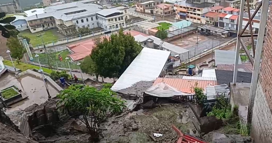 Aluvión en Alausí, la corriente de agua desplazó tierra, lodo y piedras.