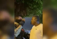 Video | Asambleísta Roberto Cuero protagoniza pelea con militares