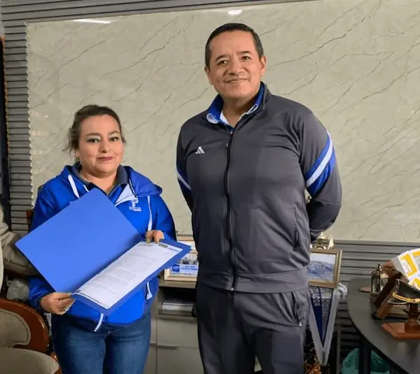 Patricia Alarcón también recibió el reconocimiento del Mayor Diego Cadena, rector del Liceo Policial.