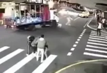 Video | Chiva atropelló a varias personas en Ambato