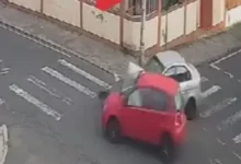 Video | Terrible choque entre 2 autos afecta a casa en Ambato